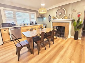 Dining - 2bedroom 2bathroom in Old Town Pasadena Steps to Caltech, PCC Close to Rose Bowl (Pasadena)