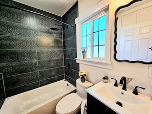 Hair dryer, towels, soap, toilet paper - 2bedroom 2bathroom in Old Town Pasadena Steps to Caltech, PCC Close to Rose Bowl (Pasadena)