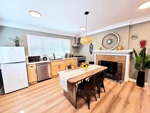 Private kitchen - 2bedroom 2bathroom in Old Town Pasadena Steps to Caltech, PCC Close to Rose Bowl (Pasadena)