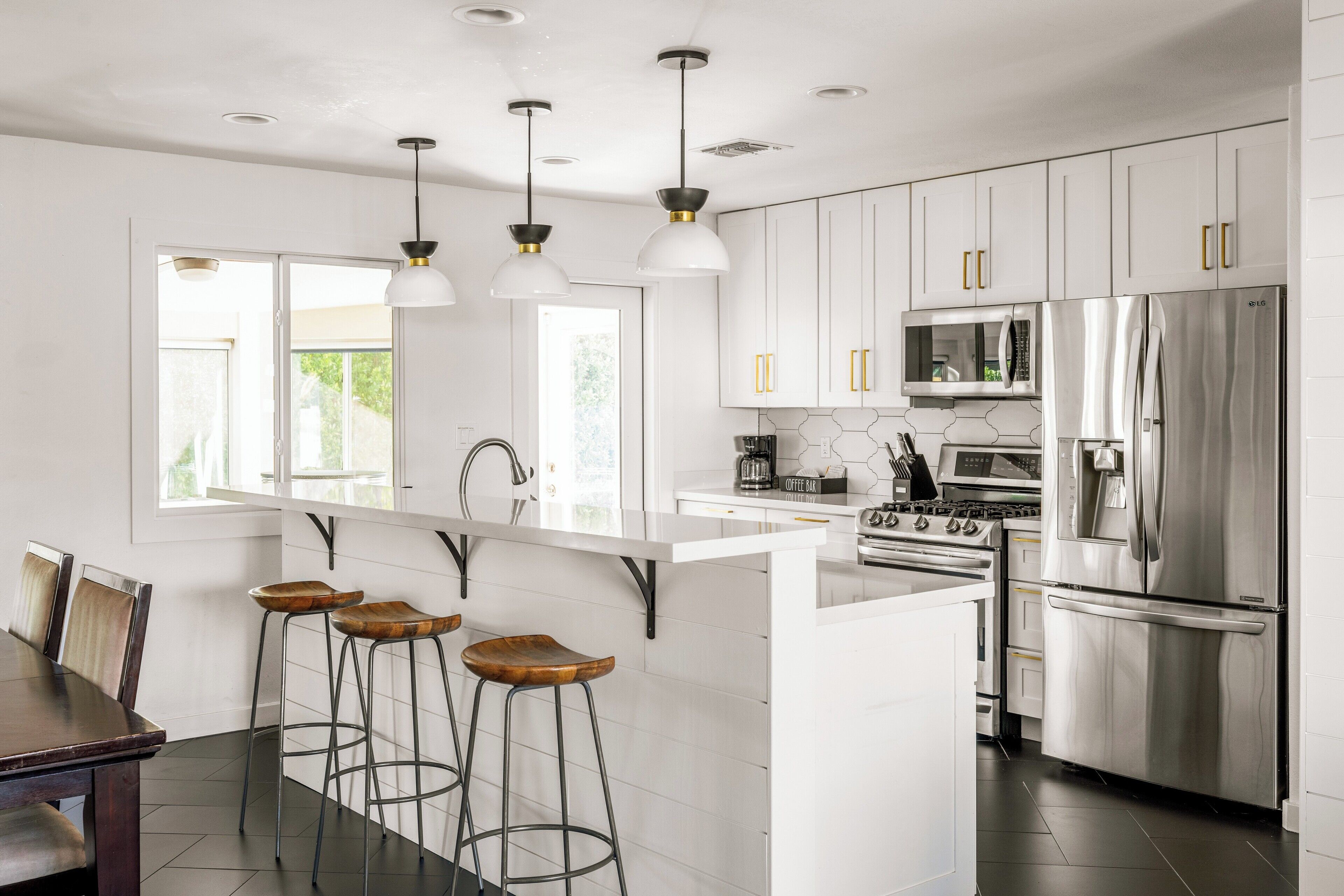 Kylskåp, mikrovågsugn, ugn och spishäll