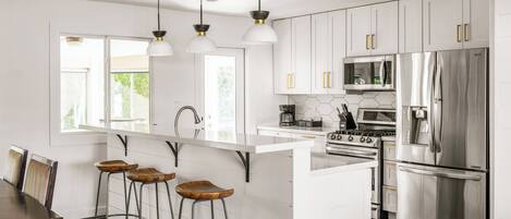 Kylskåp, mikrovågsugn, ugn och spishäll