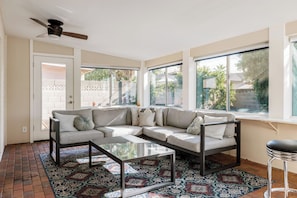 TV - Bello Grove by LuxeKey | Old Town Scottsdale w/ Pool & Putting Green (Scottsdale)