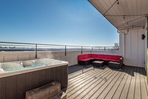 Terrace/patio - Rooftop Hot Tub w/ CityViews • 12 Beds • Game Room (Nashville)