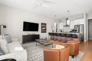 TV - Rooftop Hot Tub w/ CityViews • 12 Beds • Game Room (Nashville)
