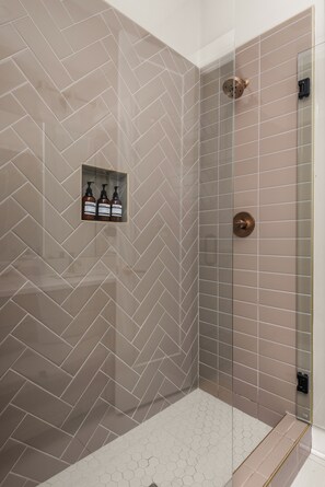 Shower, hair dryer, towels, soap - Rooftop Hot Tub w/ CityViews • 12 Beds • Game Room (Nashville)