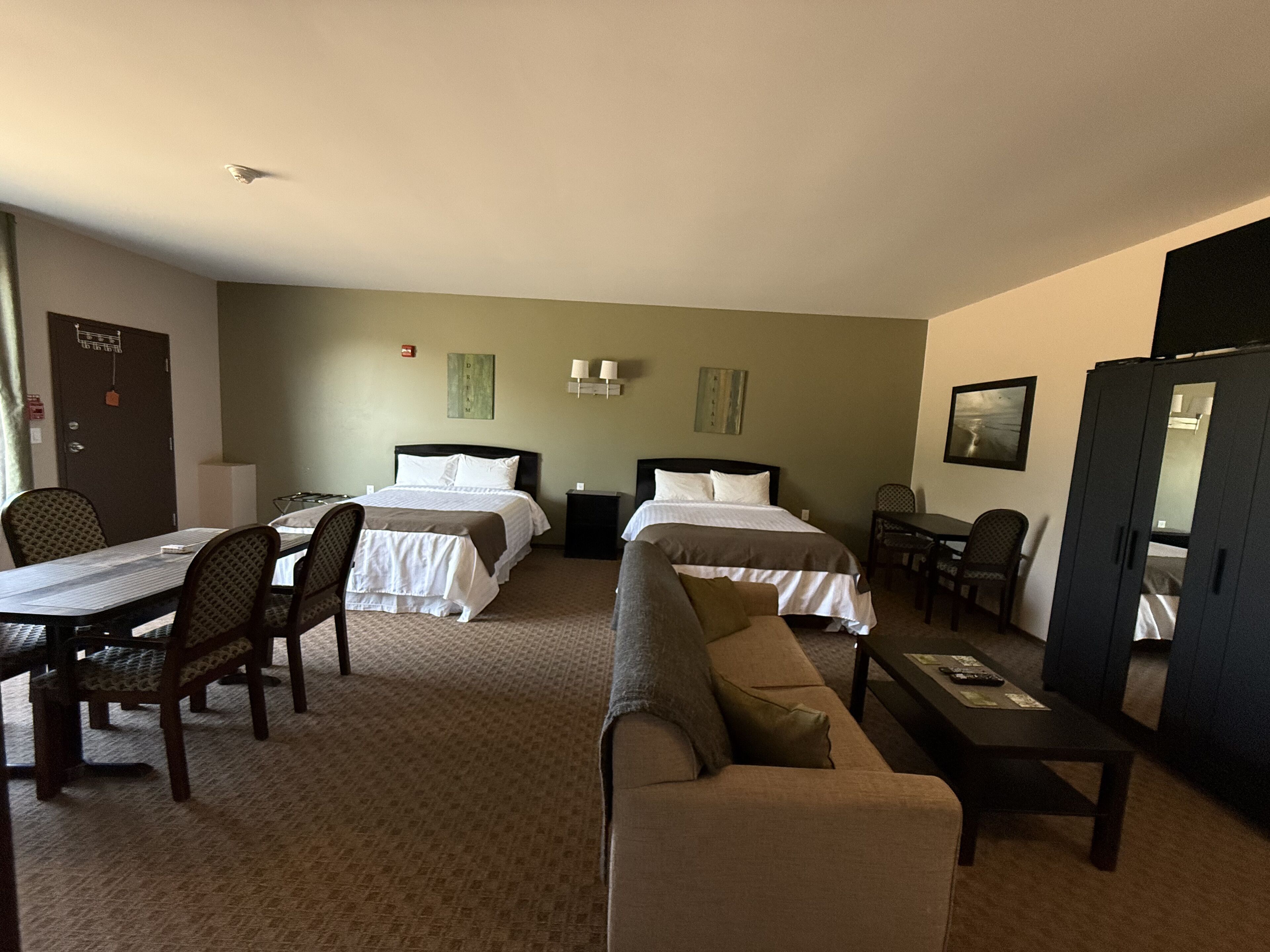 Suite | Desk, laptop workspace, free WiFi