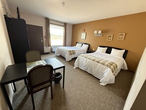 Desk, laptop workspace, free WiFi - Moosehorn Motor Hotel (Moosehorn)