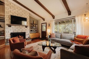 TV, fireplace, DVD player, books - Three bedroom  in United States of America, Big Bear (Big Bear)