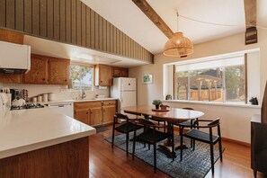 Fridge, microwave, oven, stovetop - Three bedroom  in United States of America, Big Bear (Big Bear)