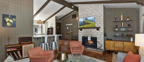 Tv, pejs, dvd-afspiller, bøger