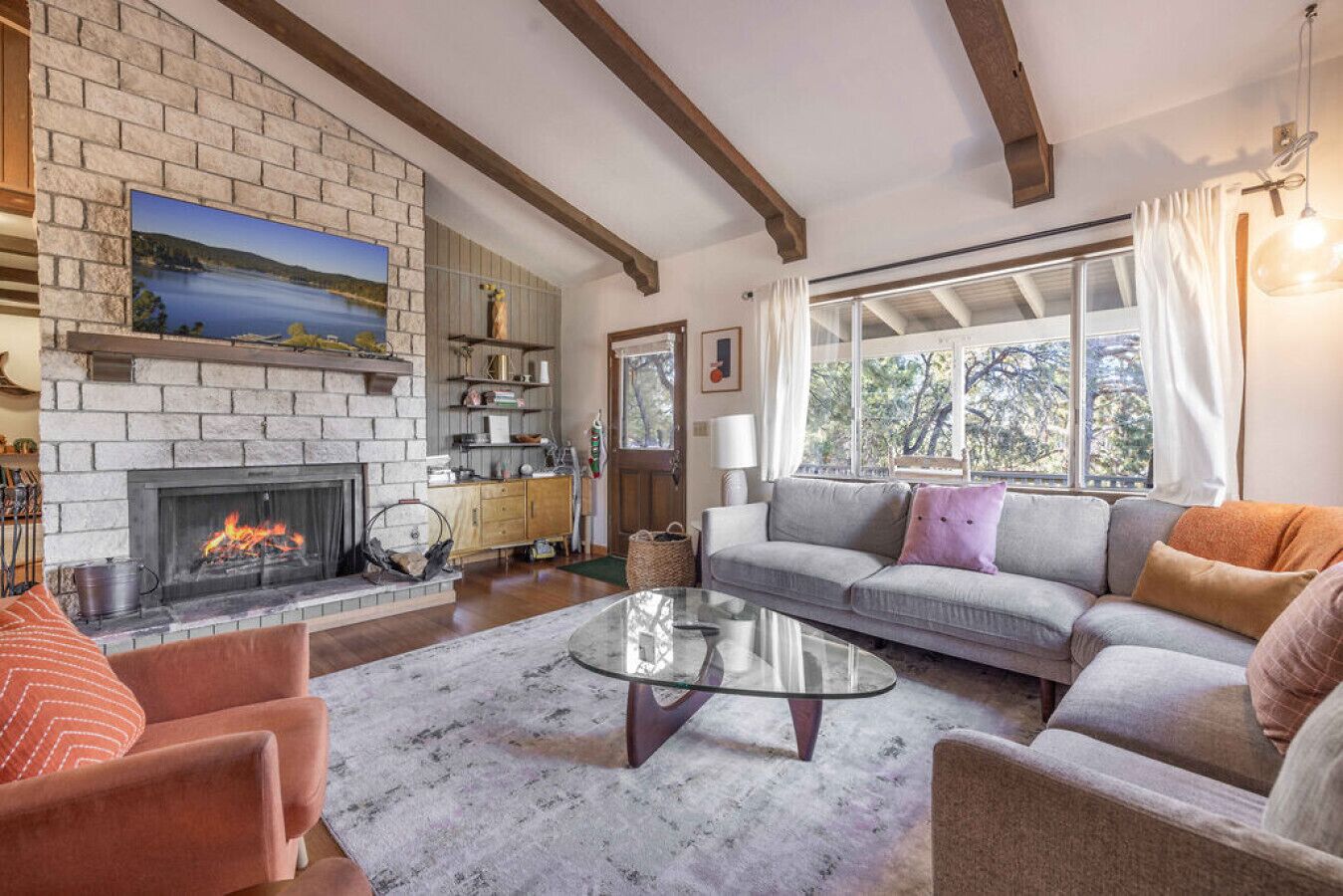 TV, peis, DVD-spiller og bøker