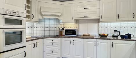 Micro-ondes, four, lave-vaisselle