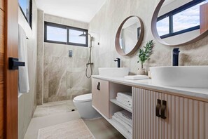 Secadora de cabello, toallas, jabón, papel de baño 