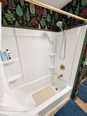 Hårtørrer, håndklæder, Sæbe, Toiletpapir