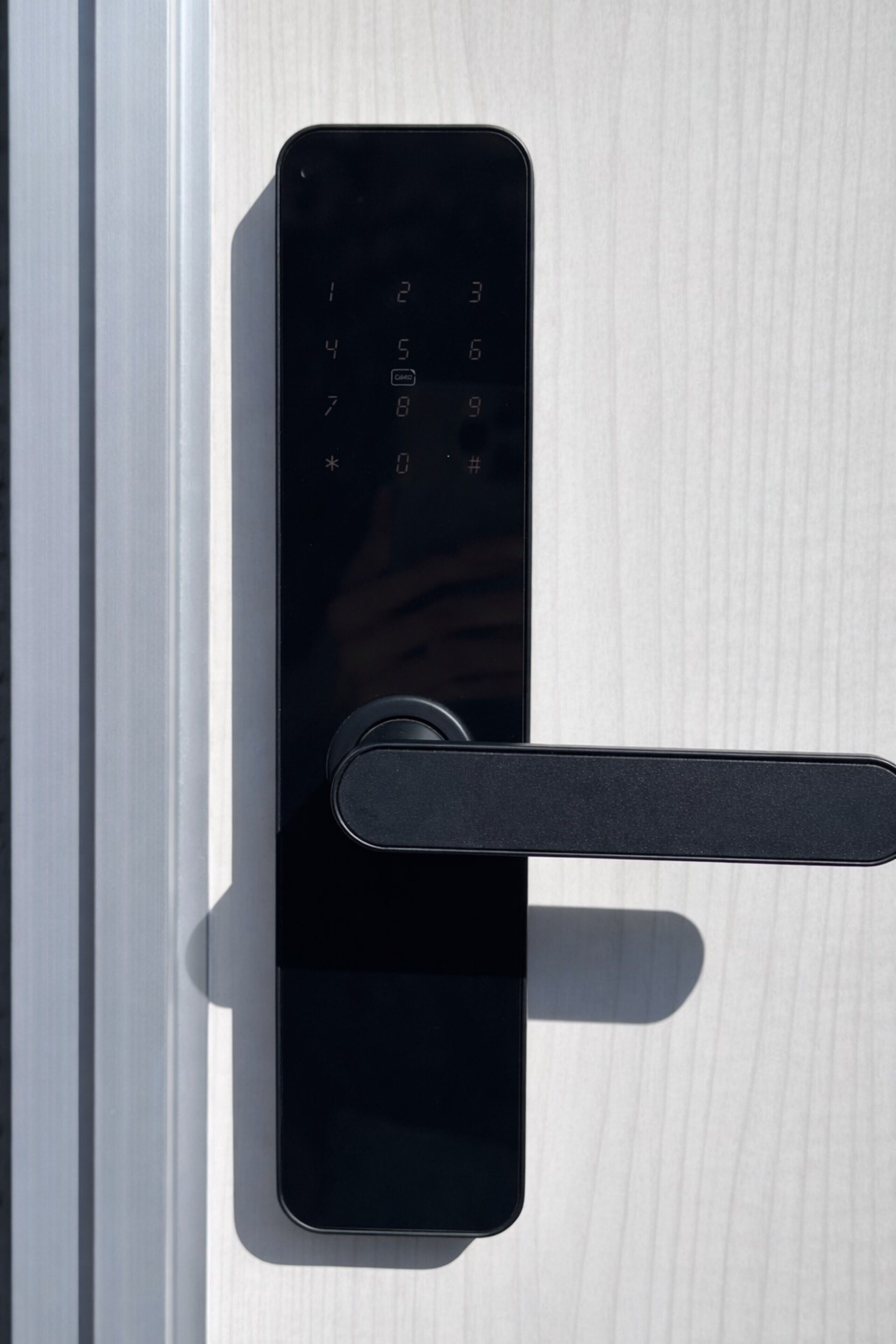 Une porte moderne dotée d’un système de verrouillage à clavier numérique.