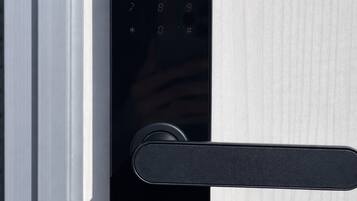 Une porte moderne dotée d’un système de verrouillage à clavier numérique.