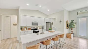 Frigorífico, microondas, horno y placa de cocina