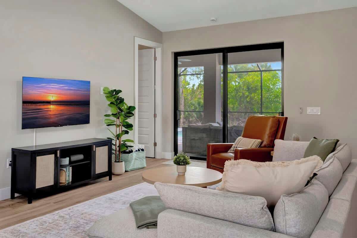 Smart TV, books, stereo, offices