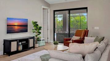 Smart TV, books, stereo, offices