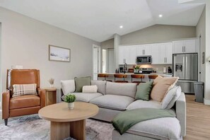 Smart TV, books, stereo, offices