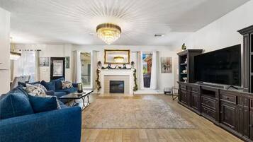 Smart-TV, Kamin, Stereoanlage