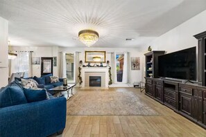 Smart-TV, Kamin, Stereoanlage