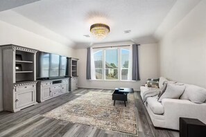 Smart-TV, Kamin, Stereoanlage