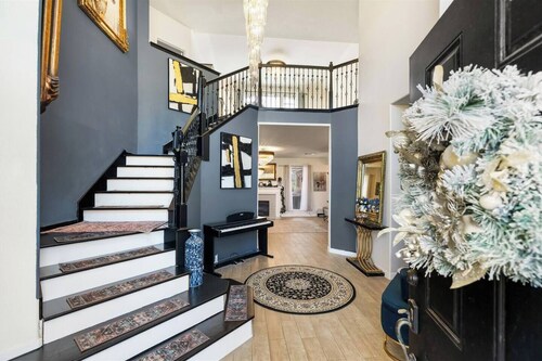 Spacious Luxury 4BD living room with Movie Theater- Peaceful Retreat