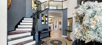 Spacious Luxury 4BD living room with Movie Theater- Peaceful Retreat