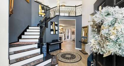 Spacious Luxury 4BD living room with Movie Theater- Peaceful Retreat