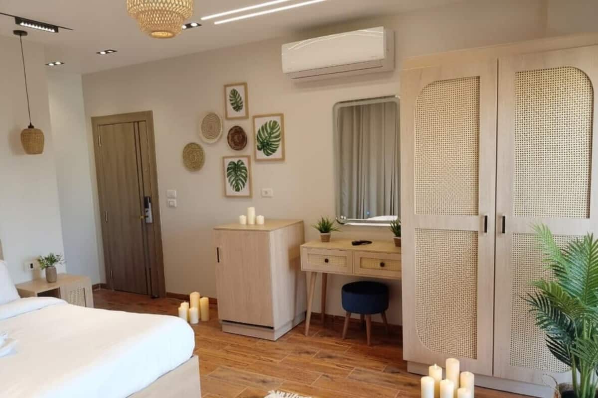 Un dormitorio moderno con cama, escritorio y armario.