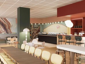 Ein modernes Restaurant mit Marmorwand, Barbereich und Sitzmöbeln.