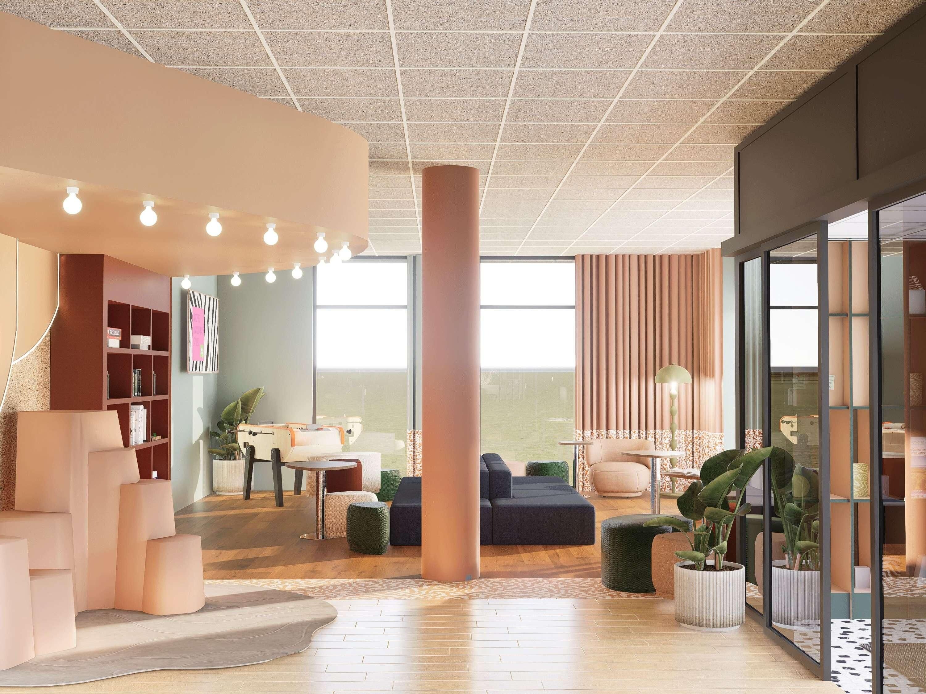 Ein modernes Interieur mit großem Fenster, einer zentralen Säule und einer Sitzecke mit Sofa und Tisch.