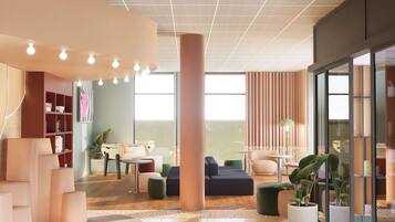 Ein modernes Interieur mit großem Fenster, einer zentralen Säule und einer Sitzecke mit Sofa und Tisch.