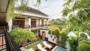 A modern house with a pool, a balcony, and lush greenery. - Cove Asanaya (Canggu)