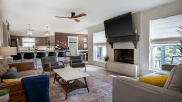 Smart-TV, Kamin, Videospiele, Stereoanlage