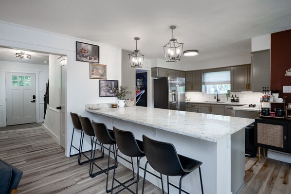 Fridge, microwave, oven, stovetop - Holiday Fun! 2 King Bedrooms • Games & Putt-Putt (Bryan)