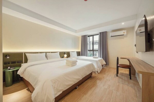 Deluxe Triple Room | Free WiFi, bed sheets - LILYBETH HOTEL PRATUNAM (RACHATEWI)