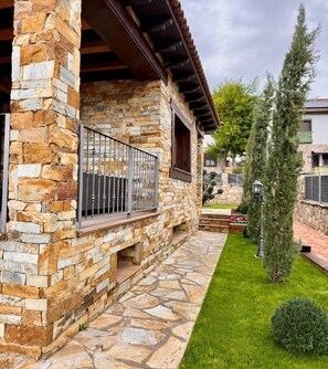 Property grounds - Casa Rosita: luxury and comfort for groups (Reduena)