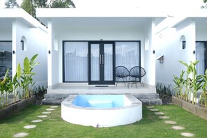 Outdoor pool - Da Vici Batur Villa & Restaurant  (Kintamani)