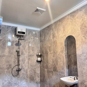 Shower, rainfall showerhead, hair dryer, towels - Da Vici Batur Villa & Restaurant  (Kintamani)