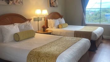 Tabla de planchar con plancha, wifi y ropa de cama