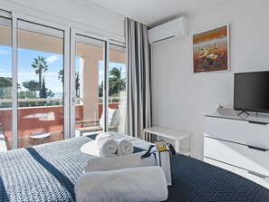 Iron/ironing board, bed sheets - Apt, sea view, 50 m from the beach, A/C (Les Issambres)
