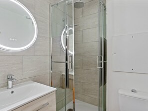 Shower, hair dryer, towels - Apt, sea view, 50 m from the beach, A/C (Les Issambres)