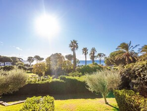 Property grounds - Superb apart - 2 bedrooms - Sea view - parking (Les Issambres)