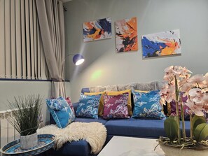 Living area - London Heathrow Luxury Studio Flat -Fully Equipped (Hayes)