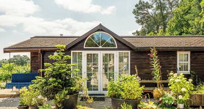 Alpaca Farm- Valley Views- Sleeps 4- Parking- Pets