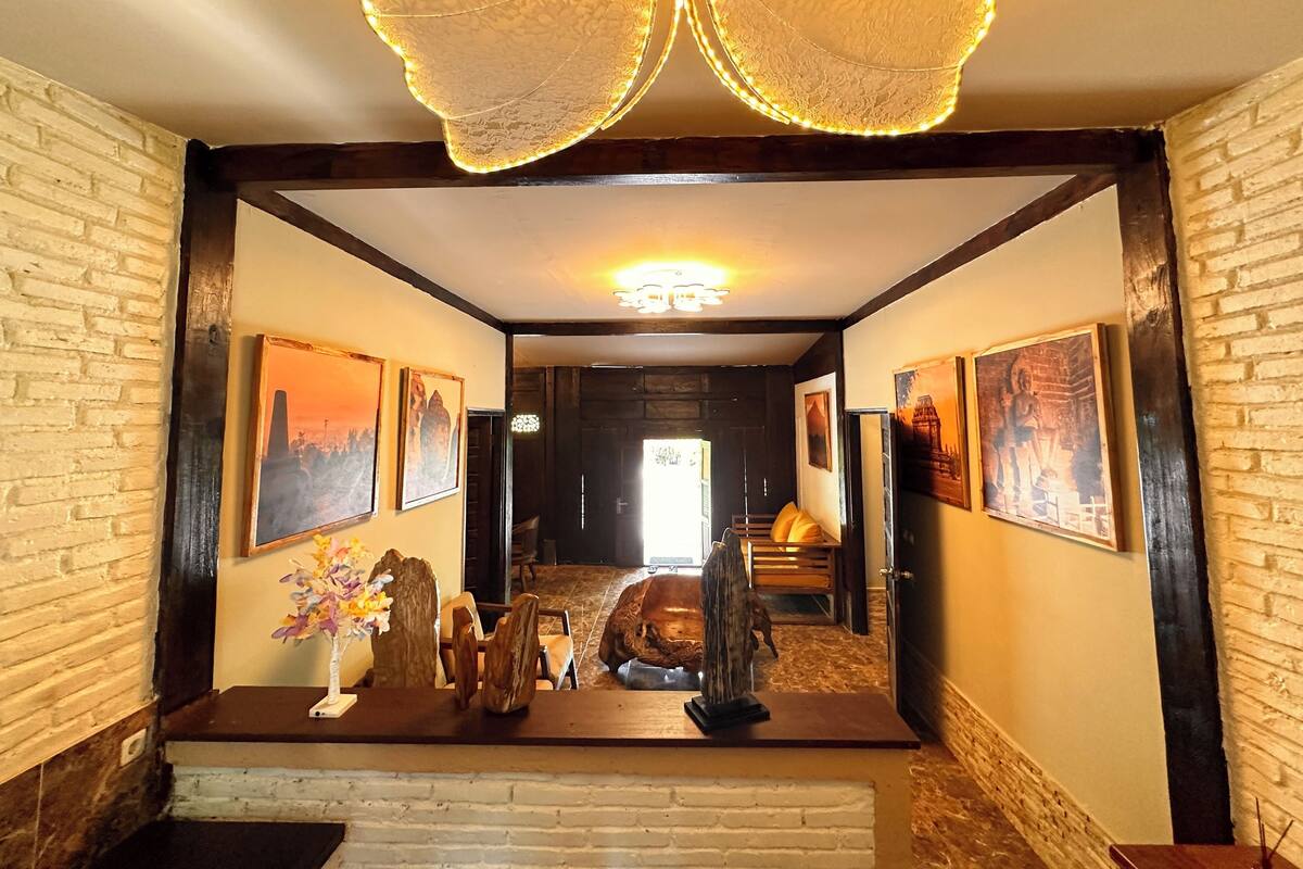 ستائر تعتيم ومكواة/لوح كي وواي فاي مجانًا