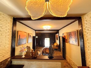 ستائر تعتيم ومكواة/لوح كي وواي فاي مجانًا