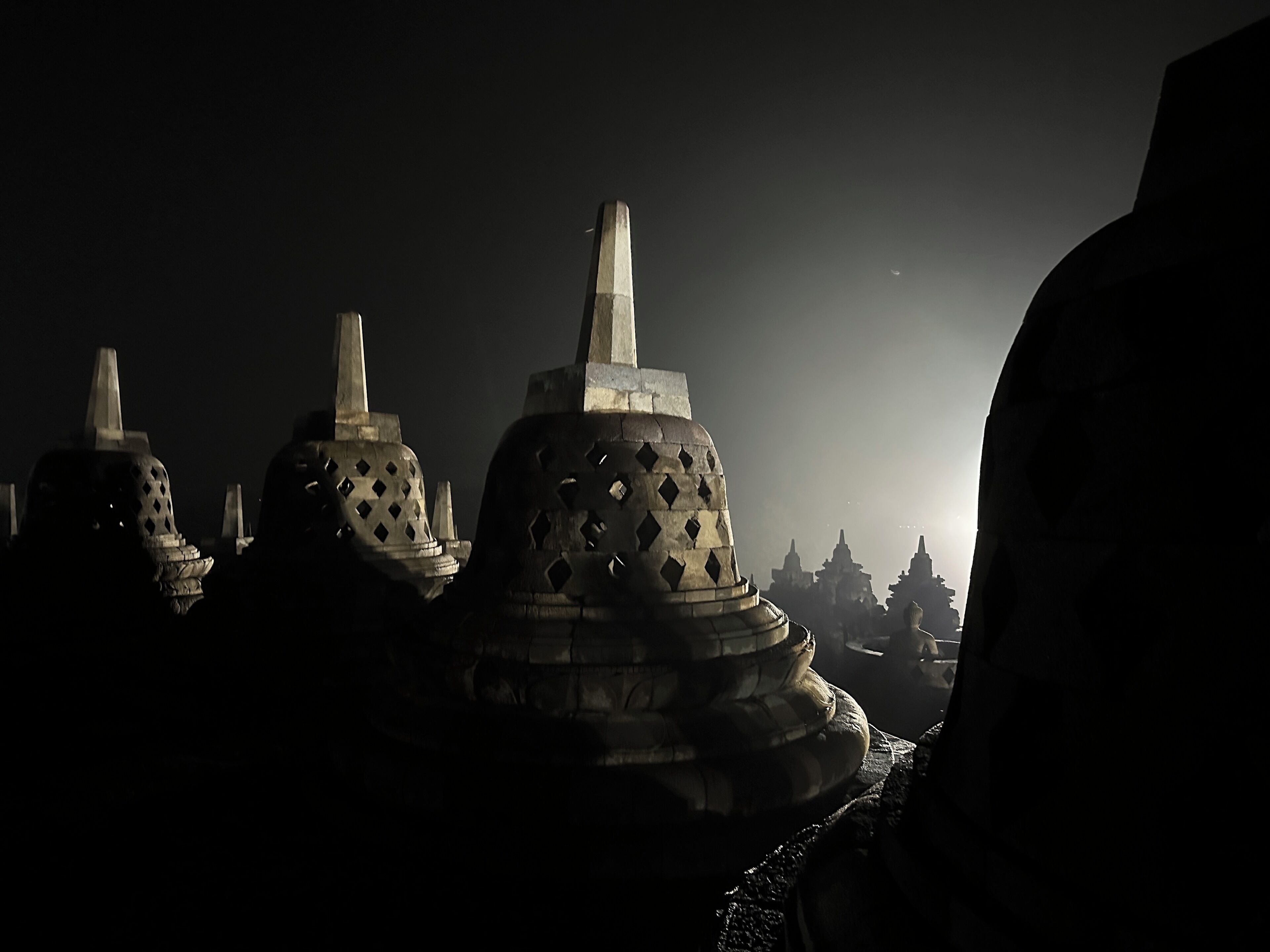 Une rangée de structures ressemblant à des temples, dotées de toits  à plusieurs niveaux et d’une flèche centrale.